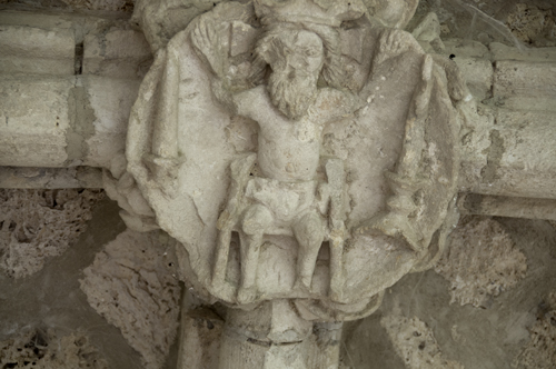 Clave con imagen de Cristo entronado del claustro de Irantzu